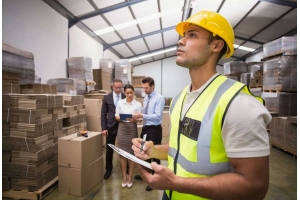 如何處理國際快遞包裹的簽收問題，特別是當收件人不在時?